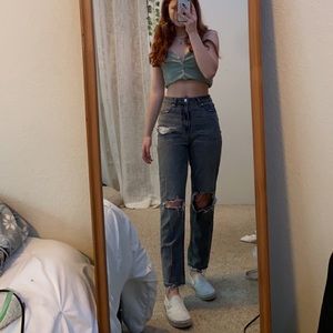 AMERICAN EAGLE MOM JEANS